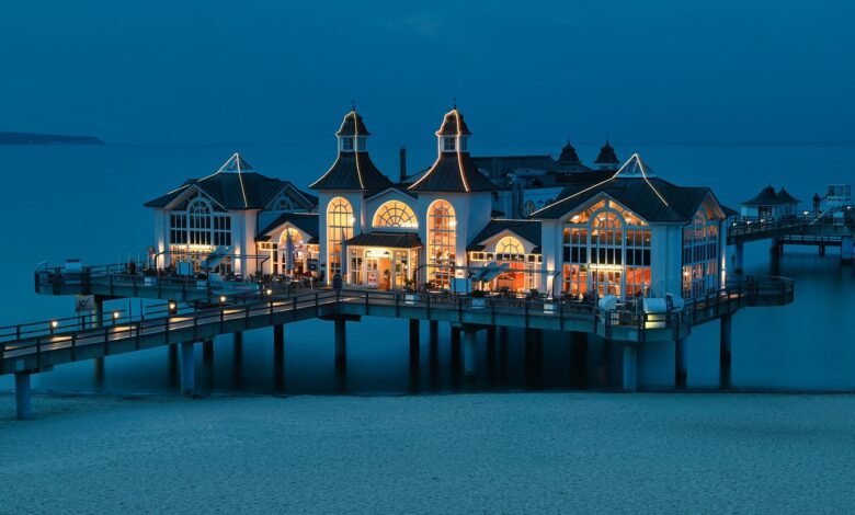 Dining at Beachside Restaurants and Bars